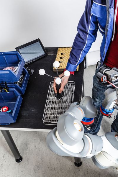 Der rob@work 3 verbindet eine omnidirektionale mobile Plattform und ein modulares Manipulatorsystem zu einem vollständig integrierten Roboter, der durch die verfügbaren offenen Schnittstellen und Basisfunktionalitäten effektiv und flexibel in der Produktion eingesetzt werden kann. Hier im Bild eine Variante mit dem kollaborativen Zweiarm-Roboter Yumi von ABB. (Fraunhofer-IPA)