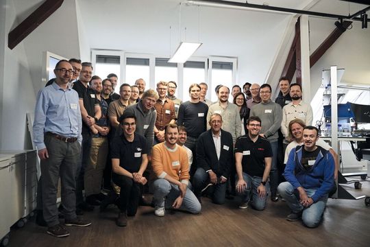 Abb.1: Gruppenfoto der Hackathon-Teilnehmer Abb.1: Gruppenfoto der Hackathon-Teilnehmer