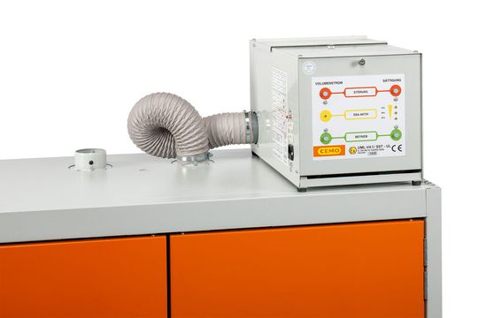 Orangefarbene Türen, grauer Korpus: Zusätzliche Sicherheit verleiht den neuen Sicherheitsschränken von Cemo ein Auflastnachweis für einen Absaugventilator auf der Schrankdecke entsprechend den neuen Norm.(Bild:  Cemo)
