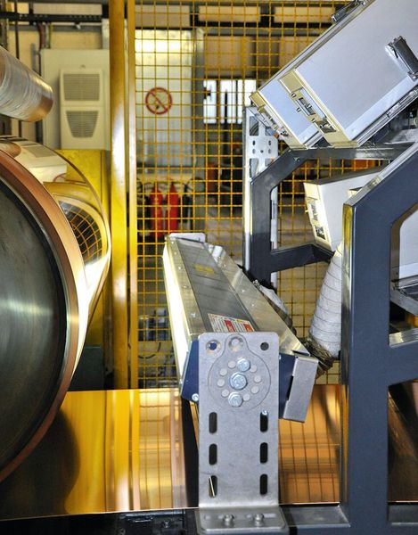 Durch die Kombination von Hellfeldkameras (unten) mit Dunkelfeldkameras erkennt Smartview selbst kleinste Materialfehler auf der Oberseite von Kupferbändern. (Bild: Cognex)