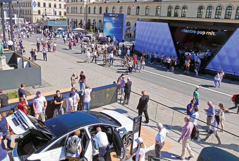 Wer die Modelle von VW und BYD miteinander vergleichen wollte, hatte keine langen Wege. (Bilder: Schmidt – VCG)