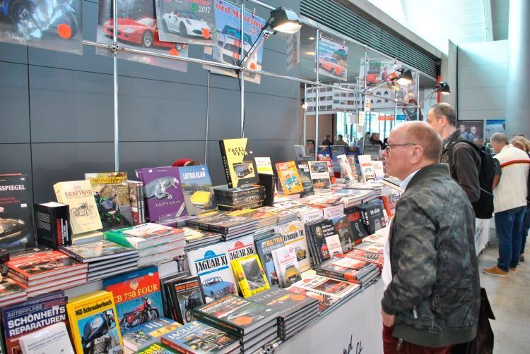 Internet hin oder her: Fachwissen findet man gebündelt immer noch am besten in Form klassischen Printwerks – zum Glück. (Dominsky)