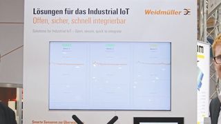 Christian Held (links) und Henning Rahlf zeigen am Industrie-4.0- Stand IoT-Lösungen von Weidmüller. (Reinhold Schäfer)