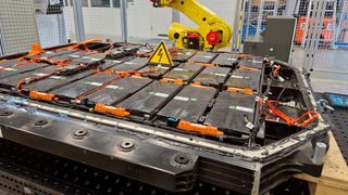 Module in einer E-Auto-Batterie: Eine Reparatur ist heute noch nicht möglich – nur der Austausch. (Bild: RWTH Aachen)
