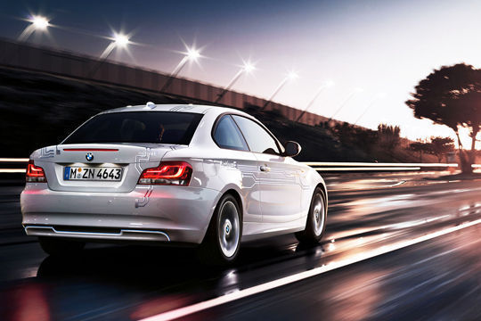 Reizvolles Fahrerlebnis: Der 1er ActiveE beschleunigt mit leisem Summen in 9 Sekunden auf 100 km/h. Seine abgeregelte Höchstgeschwindigkeit liegt bei 145 km/h. (BMW)