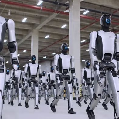 Das KI-gestützte Modell Walker S2 von UBTech Robotics ist für komplexe Aufgaben in Industrie und Logistik konzipiert. (Bild: UBTech Robotics)