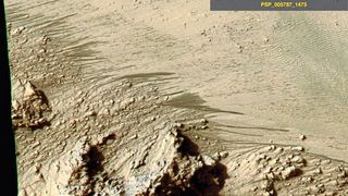 Der Marsrover „Curiosity“ enteckte Fließspuren an Kräterwänden auf dem Mars, so genannte „Recurring Slope Lineae“ RSL. (NASA)