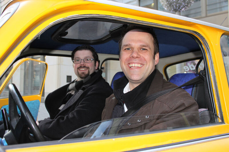 Christian Gaul und Guido Stöckmann (beide Frings Informatics) freuen sich darauf, in ihrem gelben Trabi die Stadt zu erkunden. (Archiv: Vogel Business Media)