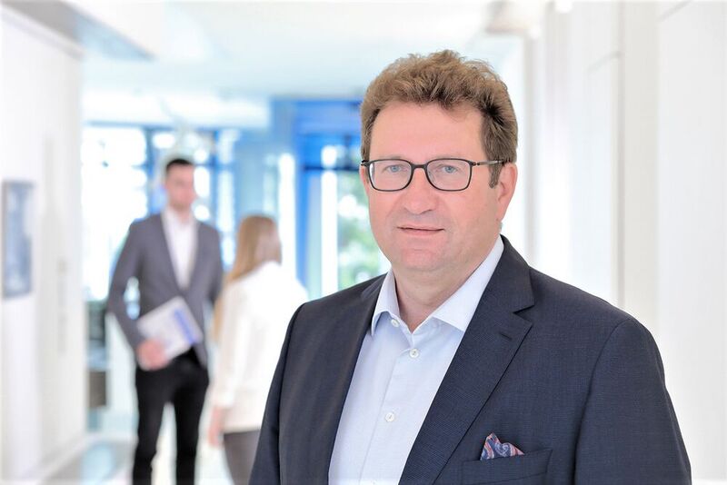 Mathias Schliep, Vorsitzender der Geschäftsführung der Thimm-Gruppe, zum Verkauf des Industriegüterbereichs an den Rengo-Konzern: „Wir konzentrieren uns aus wirtschaftlichen Gründen in Zukunft nur noch auf den Konsumgütersektor. Wir investieren dafür 400 Millionen Euro.“