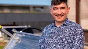 Pioneer Fellow Luca Thommen, im Hintergrund der von ihm entwickelte Solarthermie-Kollektor „Solar Heat“. (Bild: Michel Büchel, ETH Zürich)