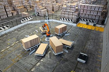 In vielen Produktionshallen arbeiten schon heute stationäre und mobile Roboter zusammen. (Bild: Kuka Deutschland)