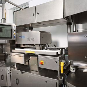 Die Inspektionsmaschine David 2 von Miho ist ausgestattet mit dem Zustimmgerät HD5 von ABB.(Bild:  ABB Stotz-Kontakt)