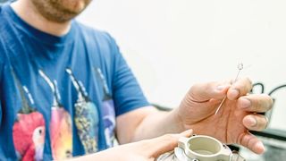 Gerade einmal ein Hundertstel so dick wie ein menschliches Haar ist die Elektrode, die die Forscher für ihre Versuche nutzten. (RUB, Marquard)