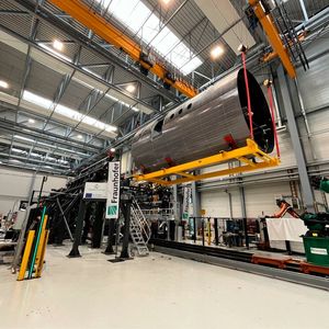 A lower shell holder was developed for the removal of the assembled fuselage section, which is also designed for transport purposes of the entire fuselage section.(Image: Fraunhofer IFAM)