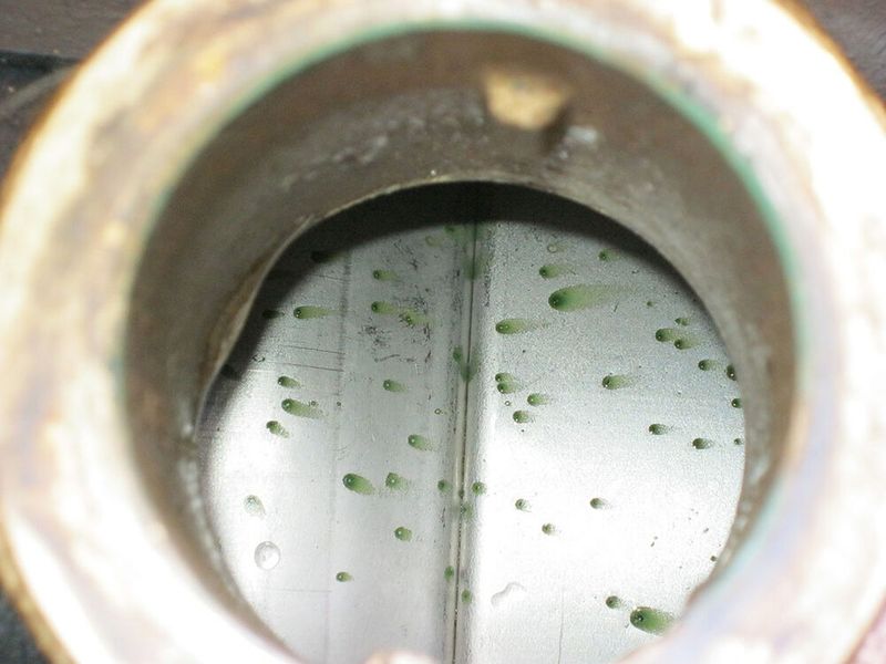 Ansatz eines Biofilms durch bakterielle Korrosion an einer Pumpe, aufgrund der Verwendung von VE-Wasser ohne Zusätze.