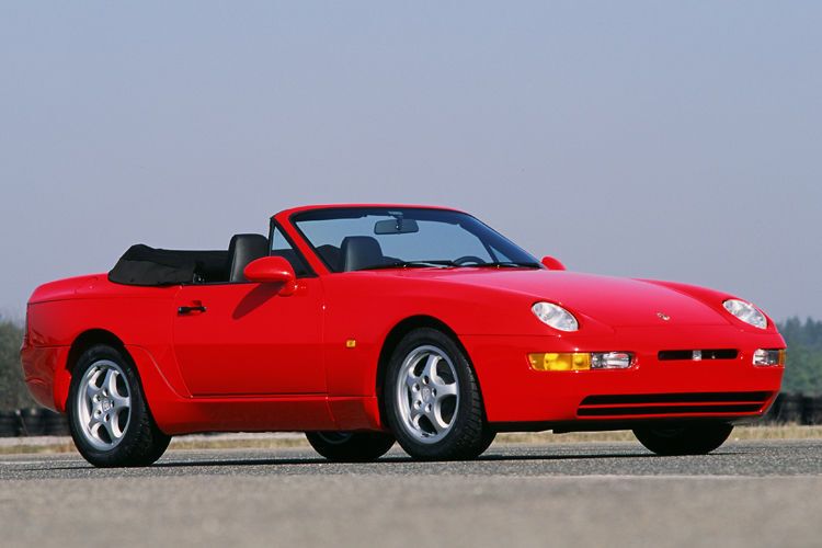 Mit dem 968 wurde zum Modelljahr 1992 die letzte Entwicklungsstufe von Vierzylinder-Transaxle-Modellen bei Porsche eingeleitet. Der 968 war als Coupé und als Cabriolet erhältlich. (Porsche)