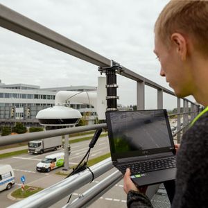 Mit Hilfe modernster Sensortechnik und KI erstellt das Forschungsteam einen digitalen Zwilling des Verkehrsgeschehens.