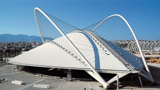 In einem Arbeitsgang:  Für das Velodrom in Athen brachte der mobile Walzprofilierer von Ortic lange  Metallprofile direkt auf der Baustelle in Form.  (Bild: Ortic)