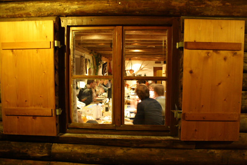 Urige Location: Der „Holzkäfer“ sorgte für die passende Atmosphäre beim Hüttenabend. (Archiv: Vogel Business Media)