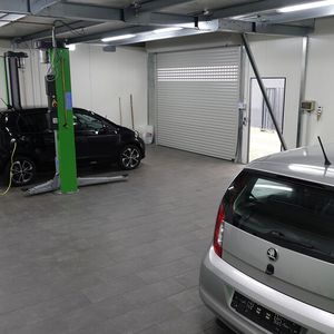 Deswegen hat das Unternehmen erst kürzlich in eine rund 100 Quadratmeter große Werkstatthalle für E-Autos investiert. (Bild:  Schreiner/»kfz-betrieb«)