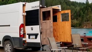 Ein nach Kanada ausgewanderter Finne hat sich eine mobile Sauna gebaut. (sp-x)