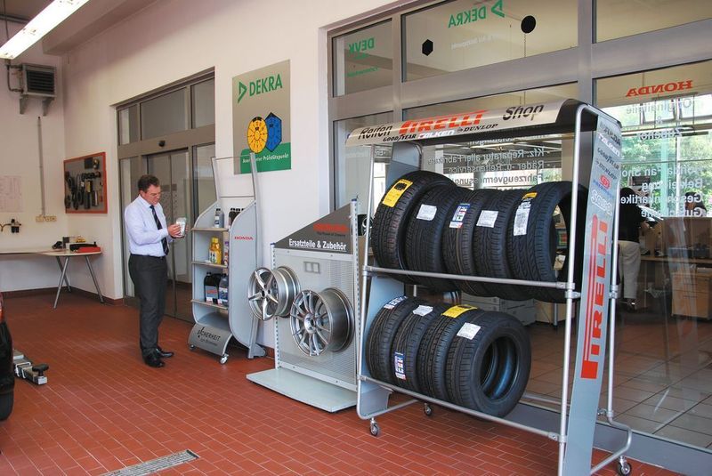 In seiner Direktannahme präsentiert Honda Schmidt Zubehör, Räder und Schmierstoffe. (Archiv: Vogel Business Media)