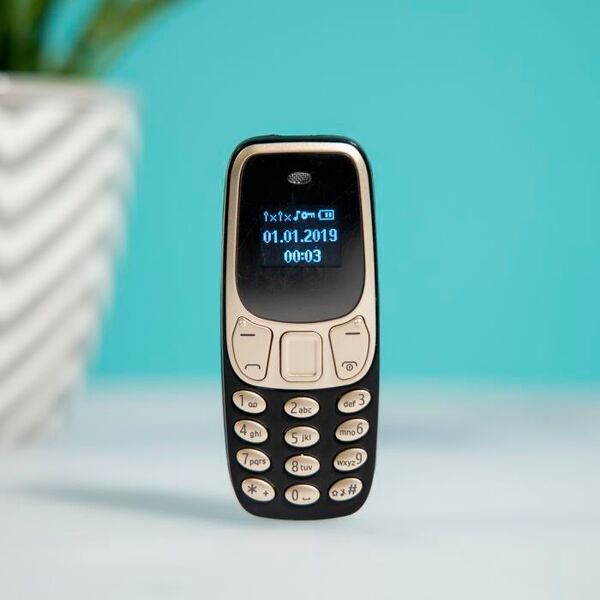 Unterwegs zwar erreichbar bleiben, aber das Smartphone nicht immer mitnehmen wollen? Dafür ist das winzige Mobiltelefon gerade richtig. Mit gerade einmal 25 Gramm kann man das kleine Leichtgewicht ideal auf Reisen einpacken. Geladen wird es via USB-Kabel, es kann telefonieren und texten. Gefunden auf radbag.de für 27,95 Euro.   (radbag.de)