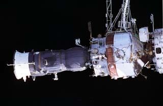 Ansicht während des Landeanflugs des Space Shuttles Atlantis beim Andockmanöver an das KVANT-1-Modul. (NASA)