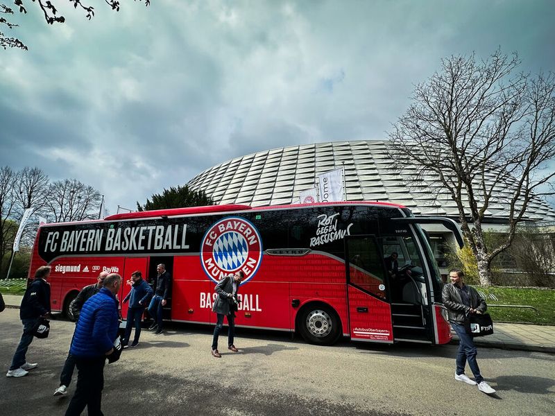 Der Mannschaftsbus brachte die Partner vom Ftapi-Headquarter in Obersendling zum Audi Dome im Münchner Westen.  (Bild: Ftapi)