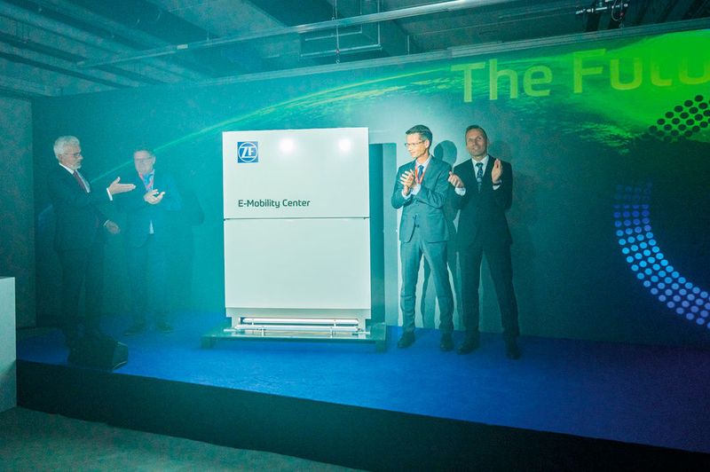 ZF-Vorstandsmitglied Michael Hankel, Staatssekretär Gerhard Eck, Oberbürgermeister Sebastian Remelé und Divisionsleiter Jörg Grotendorst (v.l.n.r.) eröffnen das neue Gebäude der ZF-Division E-Mobility in Schweinfurt. (ZF Friedrichshafen )