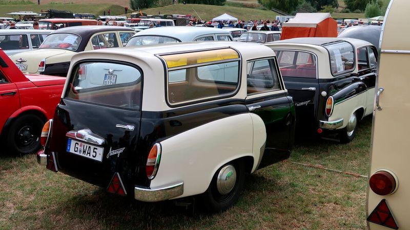 Wartburg 311/5 Camping mit Anhänger auf gleicher Basis. Man beachte die stilgleichen Schriftzüge. (Bild: Diehl)