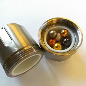 Mahlkugeln als Katalysatoren: Die Mechanochemie nutzt die mechanische Energie, die bem Aufeinanderprallen der Mahlkugeln entsteht, um Reaktionen zu initiieren.(Bild:  RUB)