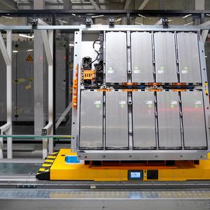 MEB-Batteriesystem in der Fertigung des Werks Braunschweig.(Bild:  Volkswagen)