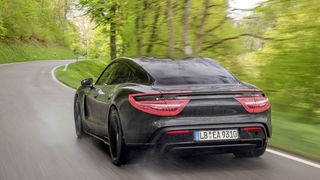 Der Porsche Taycan muss in den Wäldern um Weisach zeigen, dass er ein echter Porsche ist. (Porsche)