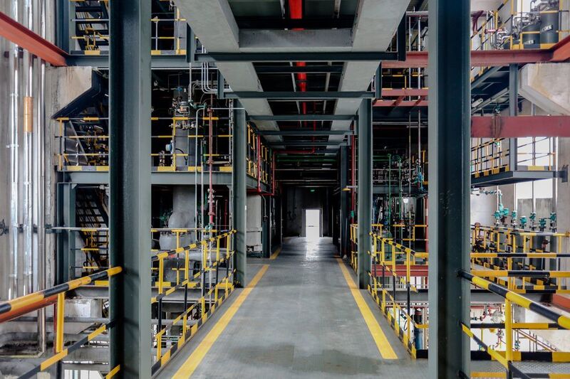 Integration des kontinuierlich laufenden Flow-Reaktors in die bestehende Gebäude-Infrastruktur bei Shaoxing Eastlake in China nahe Shanghai. (Ehrfeld)