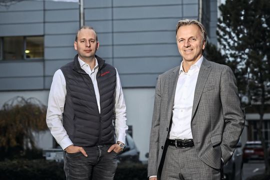 Freuen sich auf die Zusammenarbeit: Der Schüttflix-Gründer und CEO Christian Hülsewig und der technische Leiter der Strabag-Direktion NRW Thomas Nyhsen.(Bild:  Schüttflix, Oliver Schaper)