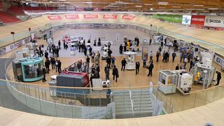 Reflet de Robomize 2013 à Granges (SO). Les robots à l'oeuvre au sein du vélodrome et des conférences haut de gamme pour tout savoir de la robotisation de production. (Image: Stäubli AG)