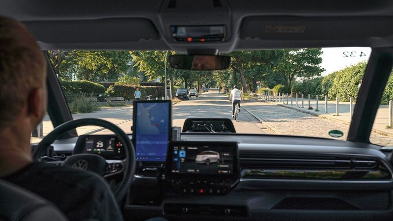 Wie verhalten sich Fußgänger und Radfahrer? Das können die Systeme autonomer Fahreuge heute noch nicht berechnen.(Bild:  Moia)