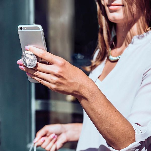 Mit dem White Marble PopSocket Koobee hat man das Smartphone immer fest im Griff. Außerdem dient es als Ständer und die Kopfhörerkabel sind auch gleich verstaut. www.koobee.com.au verkauft den Halter für rund 14 Euro. (Koobee Gifts Pty Ltd)