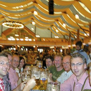 Wenn in Bayern gefeiert wird, dann zünftig. Das OWM-Firmenjubiläum klang auf der "Wiesn" aus.