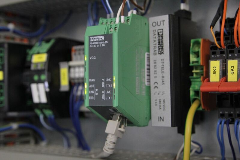 Der Ethernet-Extender PSI-Modem-SHDSL/ETH von Phoenix Contact im Einsatz: LEDs zeigen dem Anwender den Gerätezustand an. (Bilder: Phoenix Contact)