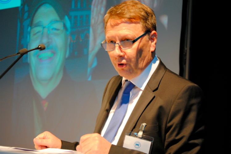 Im gleichen Team: Johann Gesthuysen war einst Pausts Kollege beim Kfz-Gewerbe Nordrhein-Westfalen.  (Foto: Baeuchle)