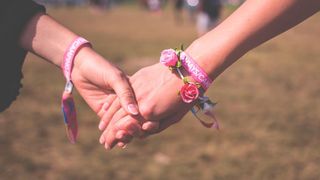 Um die Digitale Transformation erfolgreich im Unternehmen zu verankert, müssen Unternehmensstrategie und Marketingaktivitäten aufeinander abgestimmt sein und „Hand in Hand gehen“. (gemeinfrei)