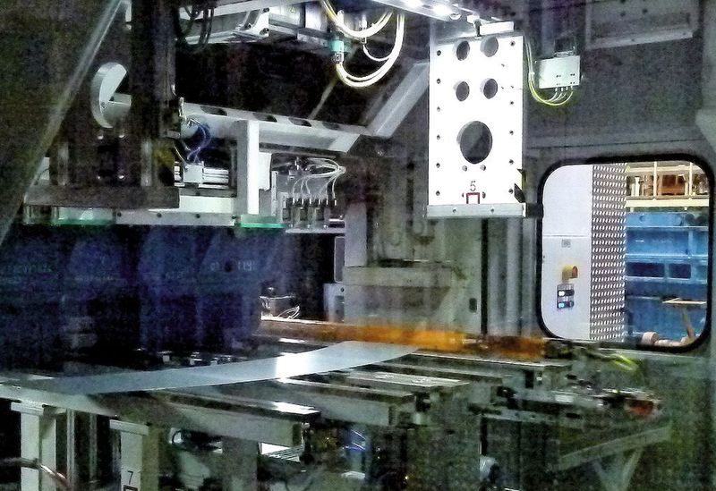 Der Platinenlader vereinzelt die vorgeschnittenen Platinen, nimmt sie mithilfe von Vakuumsaugern auf und transportiert sie auf einen Linearfeeder, der die Platine der ersten Umformstufe zuführt. Bild: Kuhn (Archiv: Vogel Business Media)