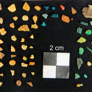 Plastik-Teilchen aus dem Magen eines Weihnachts-Sturmtauchers (Puffinus nativitatis), der tot auf der Insel Salas y Gómez gefunden wurde.