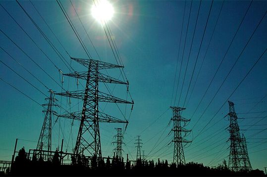 Der Verein der Bayerischen Wirtschaft e. V. (VBW) hat jetzt die Ergebnisse zum 14. Monitoring mit Blick auf den Stand der Energiewende vorgelegt. Da fehle leider noch mehr als ein paar Kabel und Stecker ...(Bild:  E-Con)