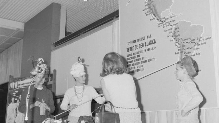 Schließlich schreiben wir das Jahr 1965. Da verfügt ein Großteil des süd- und mittelamerikanischen Straßennetzes über vieles, nur über keine Asphaltdecken. Von den klimatischen Bedingungen einmal ganz zu schweigen. (Bild: Renault)