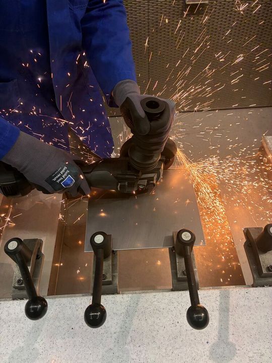 Beim Schneiden respektive Trennen von dünnen Blechen kann man zwar den Winkelschleifer nehmen, doch es ist Vorsicht geboten. Nicht immer ist das ververnünftigste Weg, wie Trumpf mahnt! Scheren und Nibbler bringen nämlich einige Vorteile in puncto Blechschneiden ...(Bild:  Trumpf)