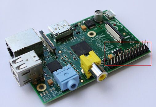 Raspberry Pi Modell B: Über die frei programmierbare Schnittstelle GPIO (rot) lassen sich verschiedendste Geräte, etwa Displays, ansteuern. (Bild: Farnell)