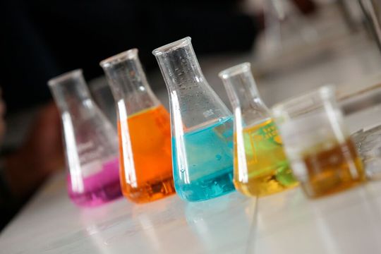 In ihrer Arbeit demonstrieren die Forschenden erstmals ein Sauerstoffübertragungssystem, das durch Licht angetrieben wird und CO2 direkt für die oxidative Spaltung von Alkenen unter Umgebungsbedingungen nutzt.(Bild:  frei lizenziert /  Pixabay)